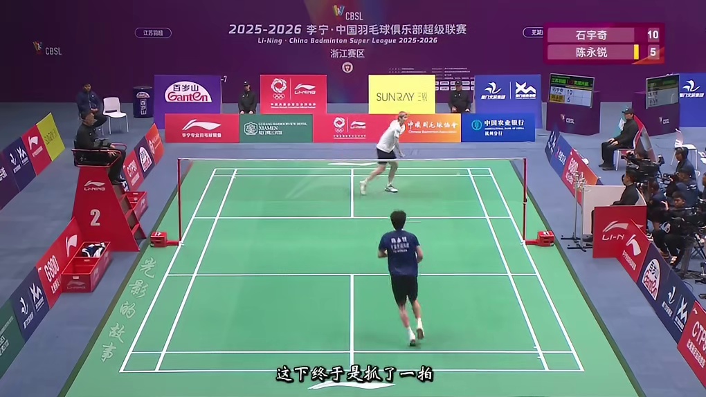 双打球员打单打世界第一有多离谱！石宇奇直接打成表演赛！ 这让双打球员来打单打，确实也是难为陈了，大范