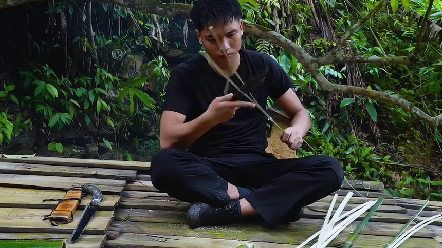 野外建造：男人在一块天然巨石下，徒手搭建出可居住千年的家！ #野外建造 #荒野建造 #原始技术 #解