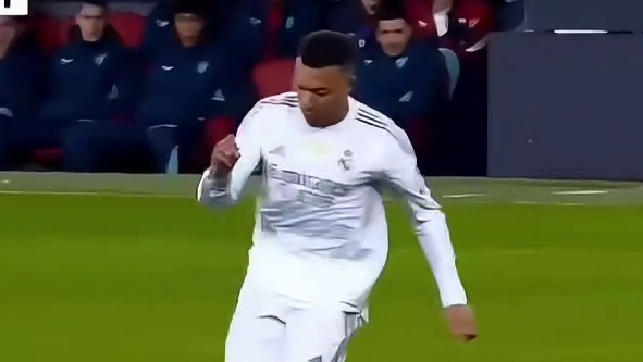 炸裂！姆巴佩秀一条龙：神级停球奔袭30米过掉两人抽射破门#足球