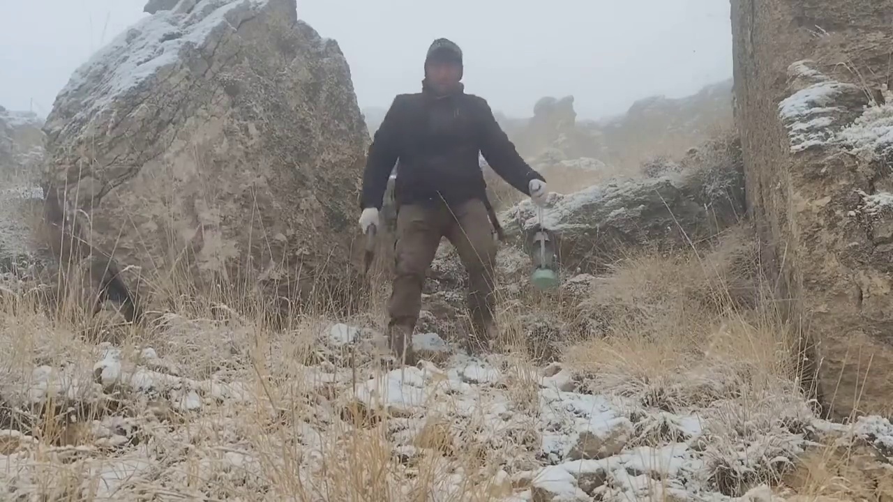 被困在冬​​日的积雪和浓雾中。搭建庇护所。围坐在温暖的壁炉旁 #野外生存 #冬季雪中露营 #野外露营