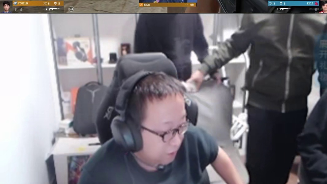 毛青林威跟Rff Beq看比赛 各种激情呐喊 魔法书四个一起鞠躬无敌了 RFF还问毛青冯静是谁