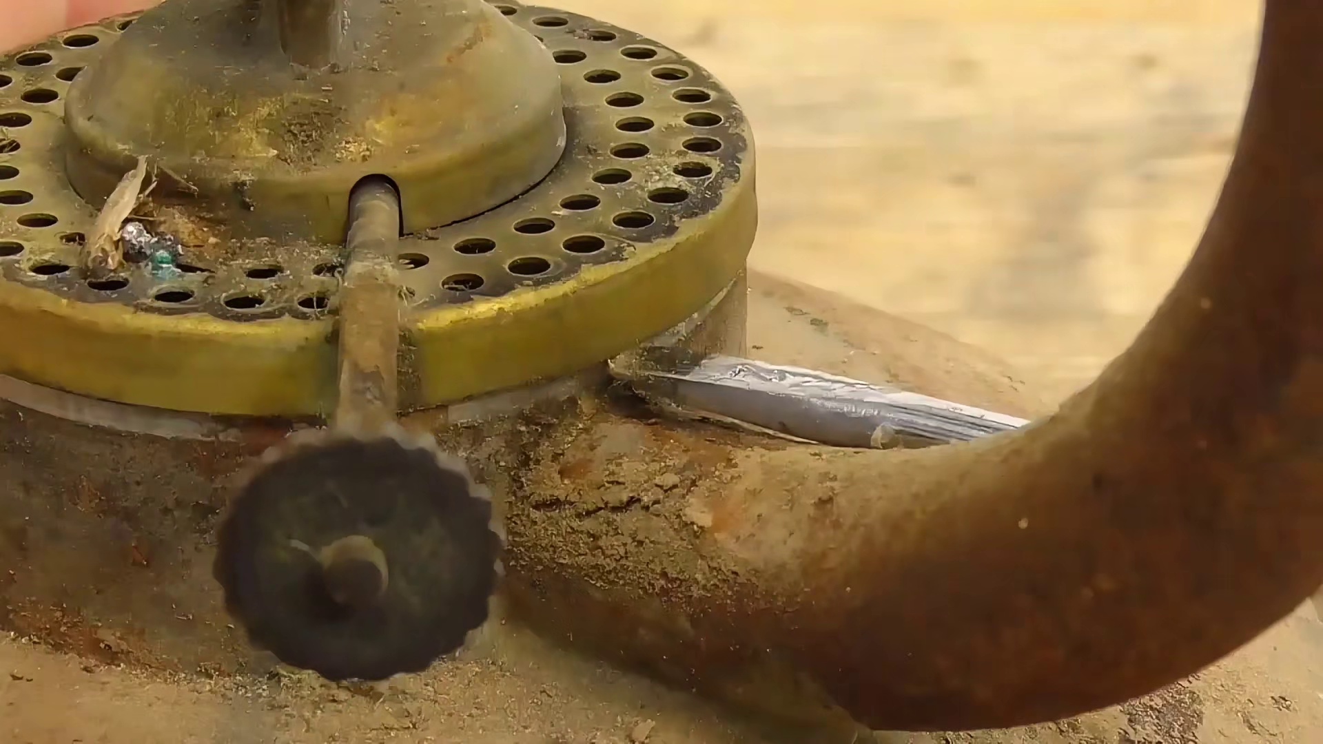 从废铁堆到治愈系艺术品！这盏油灯的涅槃重生，看完我服了！