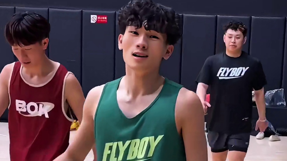 这个也能算争议球嘛 你觉得走步吗