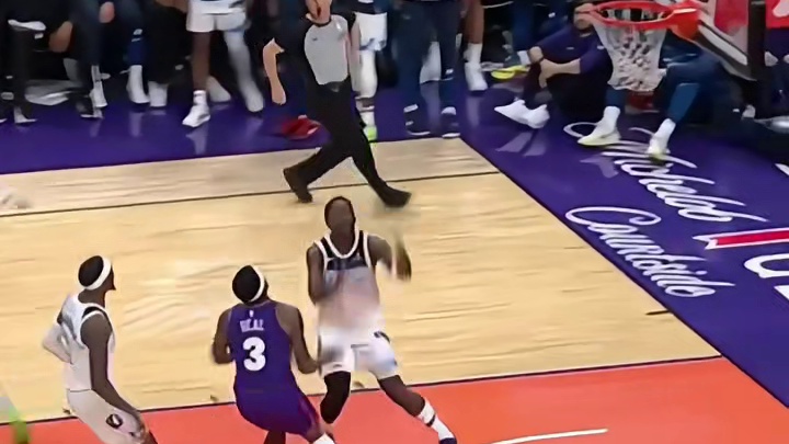 挺危险！华子空接过程中，被比尔推了一把