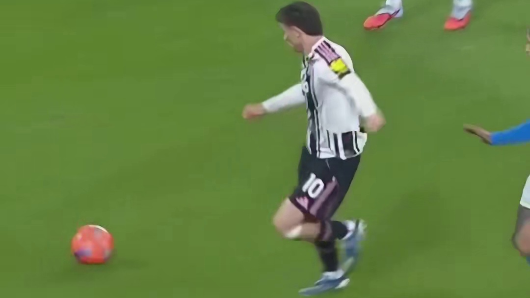 足球比赛展开，蓝队与白队交锋！#足球