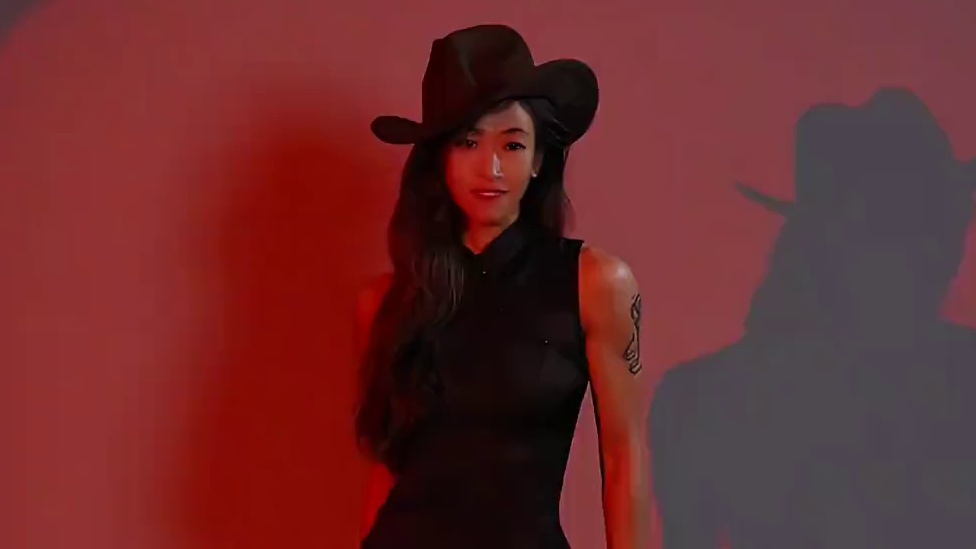 舞步华丽炫酷的燃旨操，你确定不一起练起来？#又酷又飒 #女性力量 #视觉冲击 #辣妹穿搭 #魔鬼身材