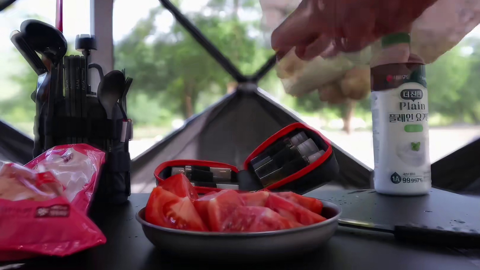第2集：男人独自驾驶越野车带着帐篷，遭遇暴风雨
