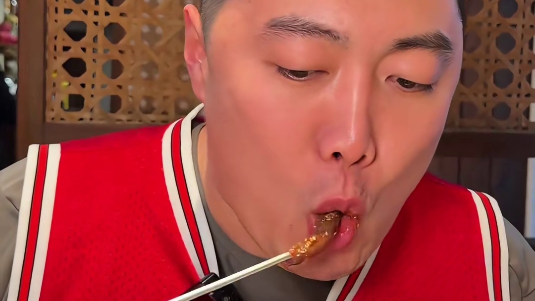 沈阳街头开了20年的海鲜饭店经典家常菜味道各种烤海鲜真的好吃