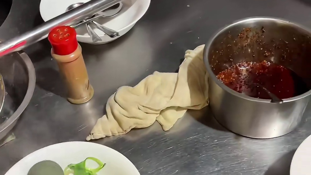 治愈系夜宵：老鸭汤。藏在小巷子里的烟火气。