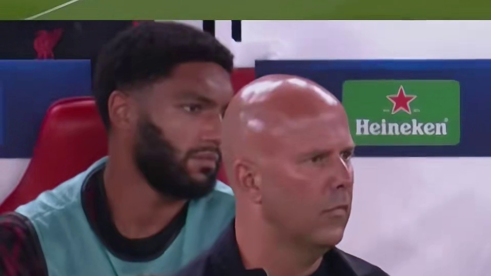 利物浦师徒重逢！萨拉赫凝视斯洛特：往日种种你当真不记得了？，也太不到人了