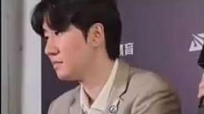 袁璽發(fā)力了！疑似Daeny教練出現(xiàn)在BLG基地，獨有的西裝和皮鞋十分一致。 ???