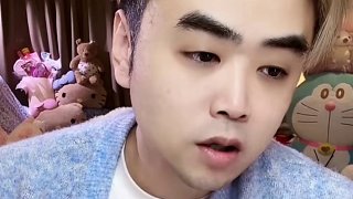 朱開直播爆料Daeny今天已經(jīng)和BLG簽約了！Mafa還是留在IG，沒有跟Daeny一起去，BLG副教練應(yīng)該還是侯爺！Viper現(xiàn)在還沒到，還在辦簽證！ IG是沒有新的訊息，IG有四個(gè)人能確定，中野Rookie和Wei，加上下路Photic和Jwei，Jwei是前天簽的字，IG這個(gè)陣容想要進(jìn)世界賽難度非常大，能進(jìn)前六就不錯(cuò)了，但是IG還有變數(shù)，因?yàn)橹幸敖Y(jié)構(gòu)還在！