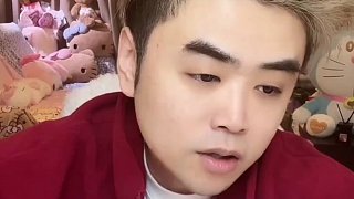 朱開(kāi)說(shuō)IG目前的做法是對(duì)的，俱樂(lè)部運(yùn)營(yíng)如果不能自負(fù)盈虧的話就會(huì)進(jìn)入一個(gè)惡性循環(huán)，Theshy最少會(huì)休息一個(gè)賽段！ 另外現(xiàn)在確定Daeny已經(jīng)和BLG簽了，后續(xù)估計(jì)還會(huì)有新教練的，大概要到15號(hào)之后才能確定最終的教練組，明天中午轉(zhuǎn)會(huì)期窗口就關(guān)閉了，有合同的選手就不能再動(dòng)了！ 最后他說(shuō)他當(dāng)不當(dāng)教練無(wú)所謂，在背后搞他的那個(gè)人現(xiàn)在也當(dāng)不了教練了，他手上的東西都?jí)蛘哪切┤撕纫粔氐牧?，他只是在等一個(gè)時(shí)機(jī)、