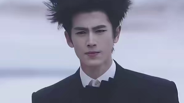 张凌赫被强风吹成海胆头