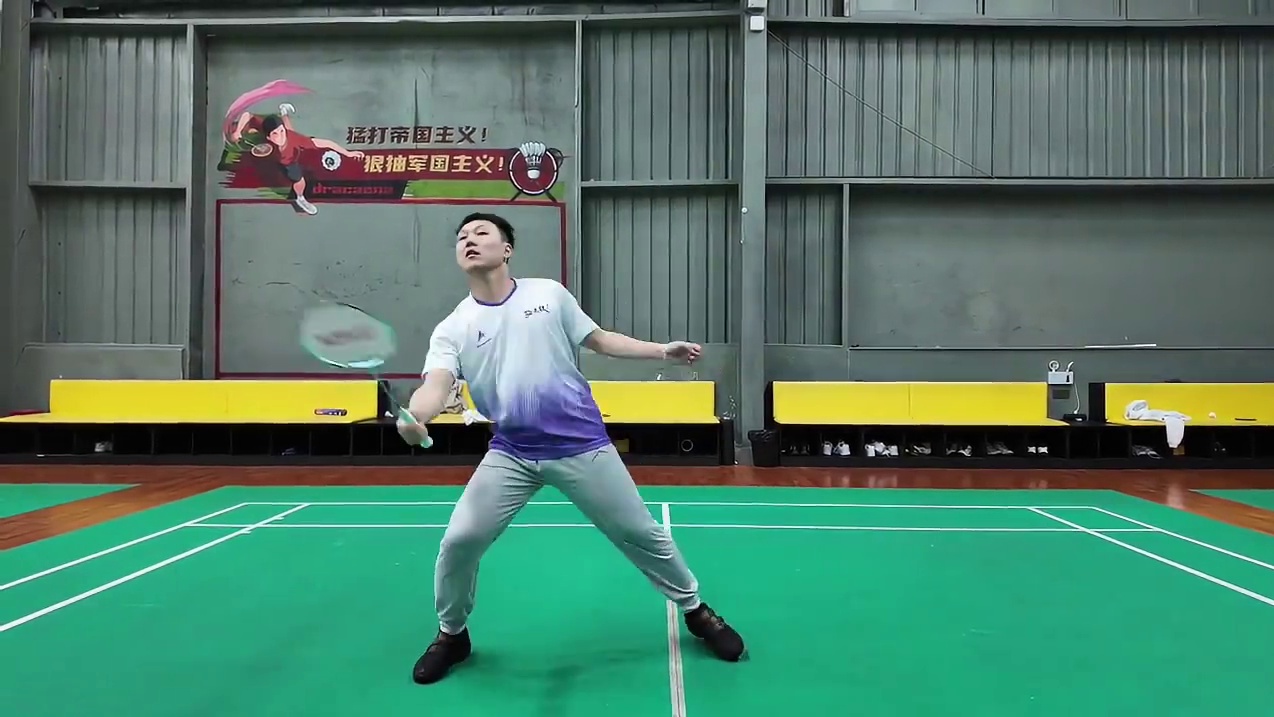 一遇风雨便“化龙”，实测威臣化龙球拍 #羽毛球装备 依旧是延续了国潮和国风的用心之作，球拍整体击球甜