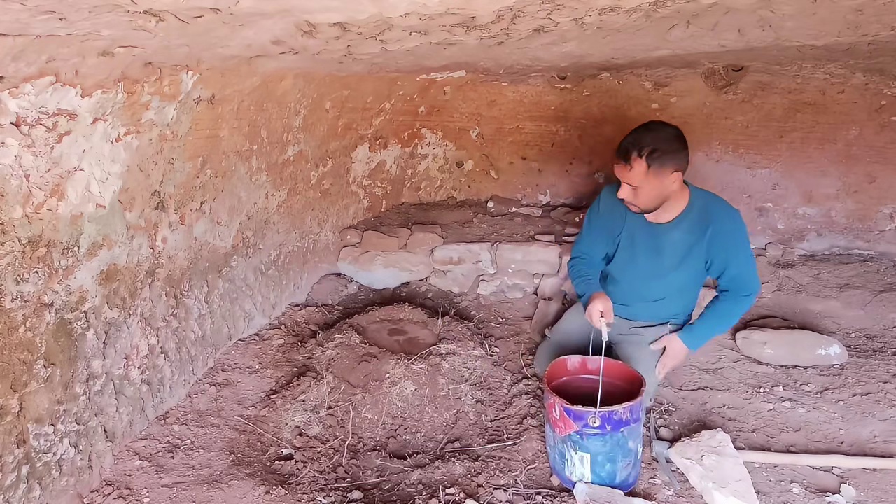 第1集：荒无人烟的野外，男人在石头里面搭建出舒适的荒野小屋
