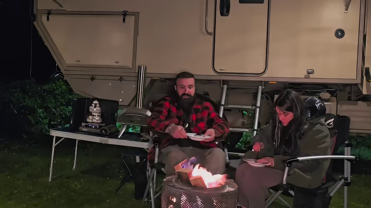 第2集：男人驾驶乌尼莫克在山谷停靠，遭遇雨雾天气，依托房车安营扎寨