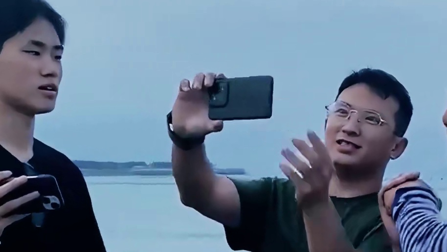 他坐拥千万粉丝却家徒四壁