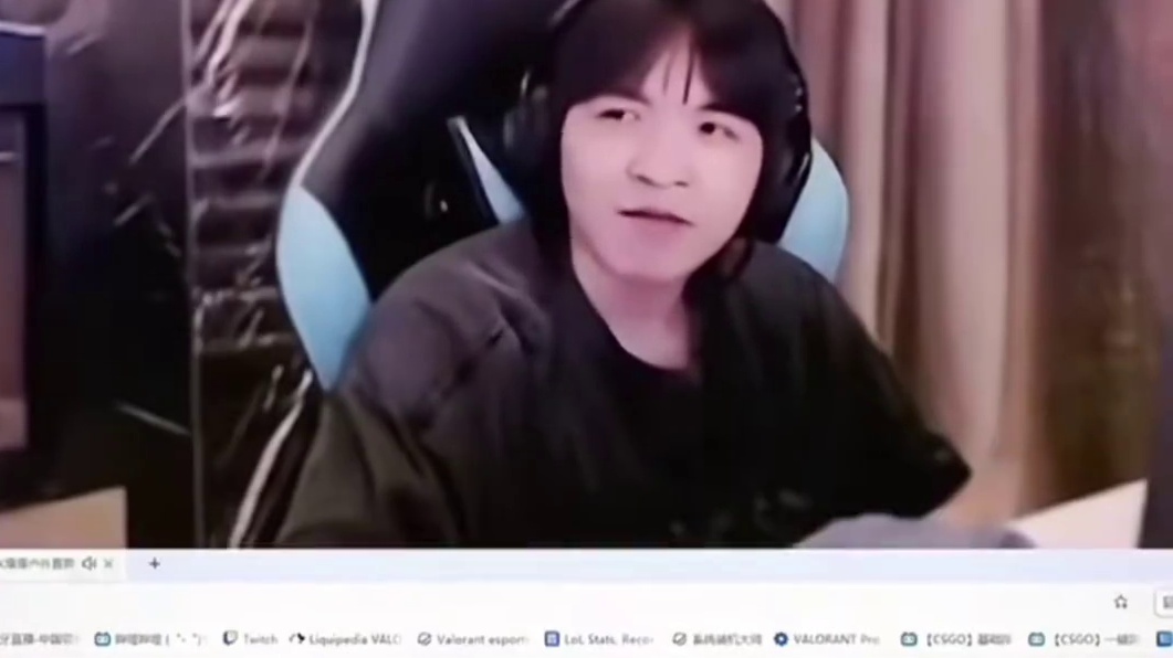 他真的已经有拼命绷住不笑了