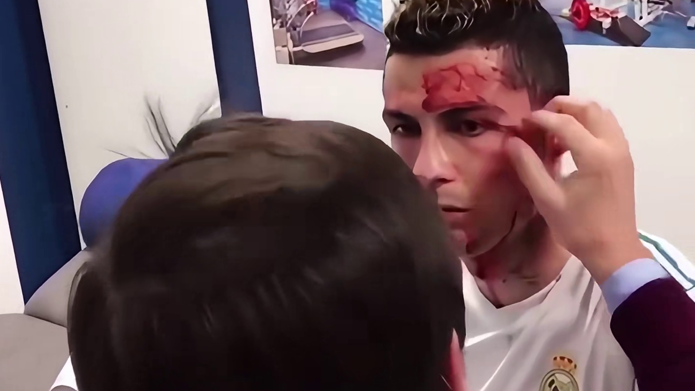 C罗流x后更衣室的画面