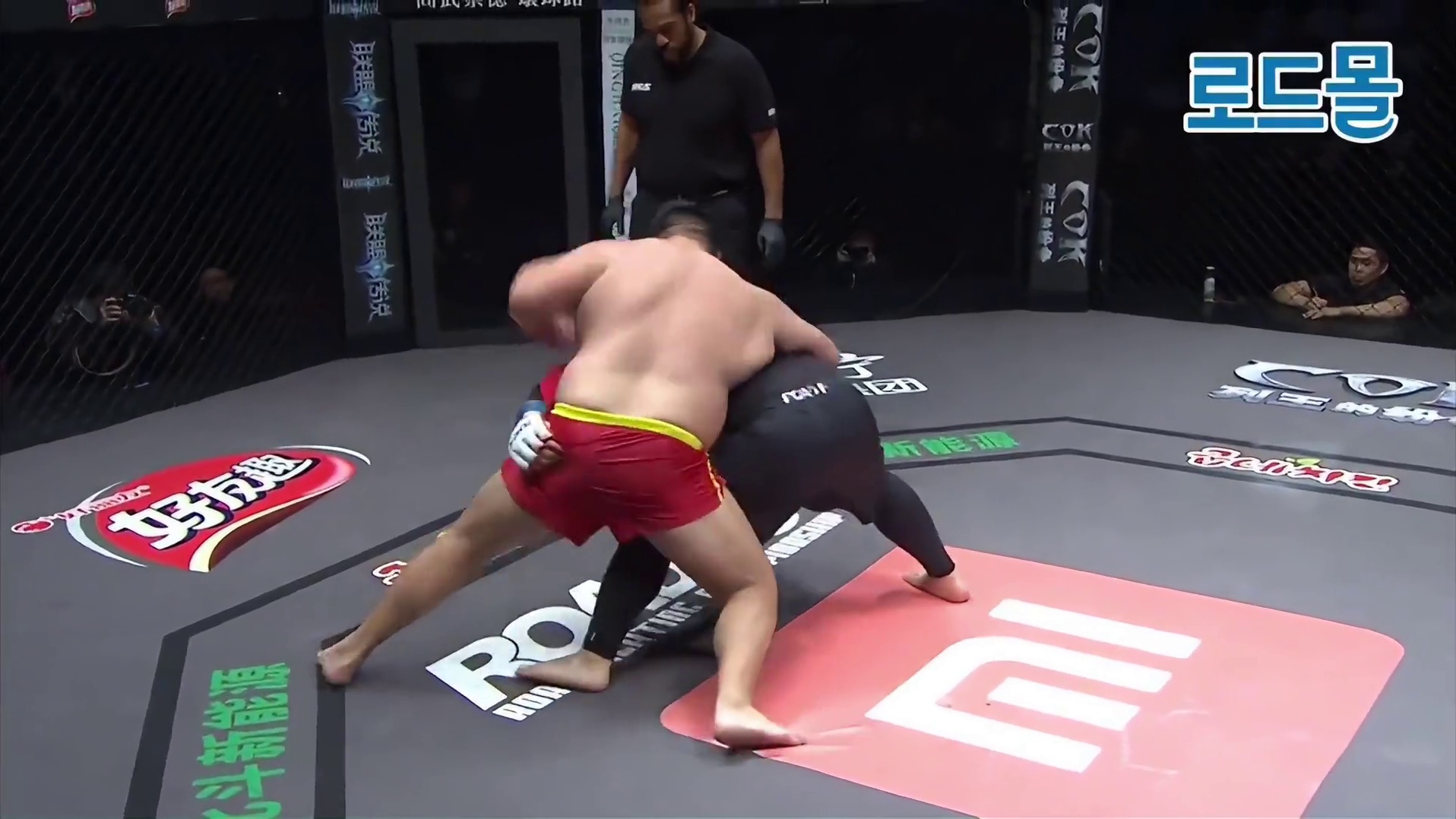 韩国选手太嚣张推搡挑衅，遭我国选手解恨式暴揍KO，裁判都拉不开