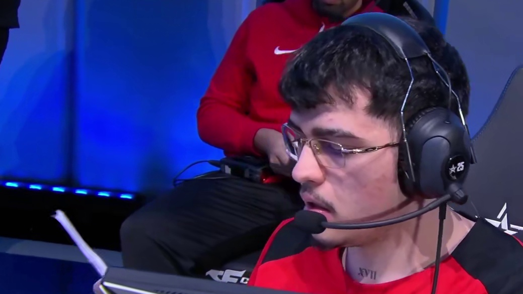 巴西霸主再次挺进CFS四强 指挥赛前准备了一堆战术纸，很好奇究竟写了什么，能这么厚。#巴西凤凰涅槃重