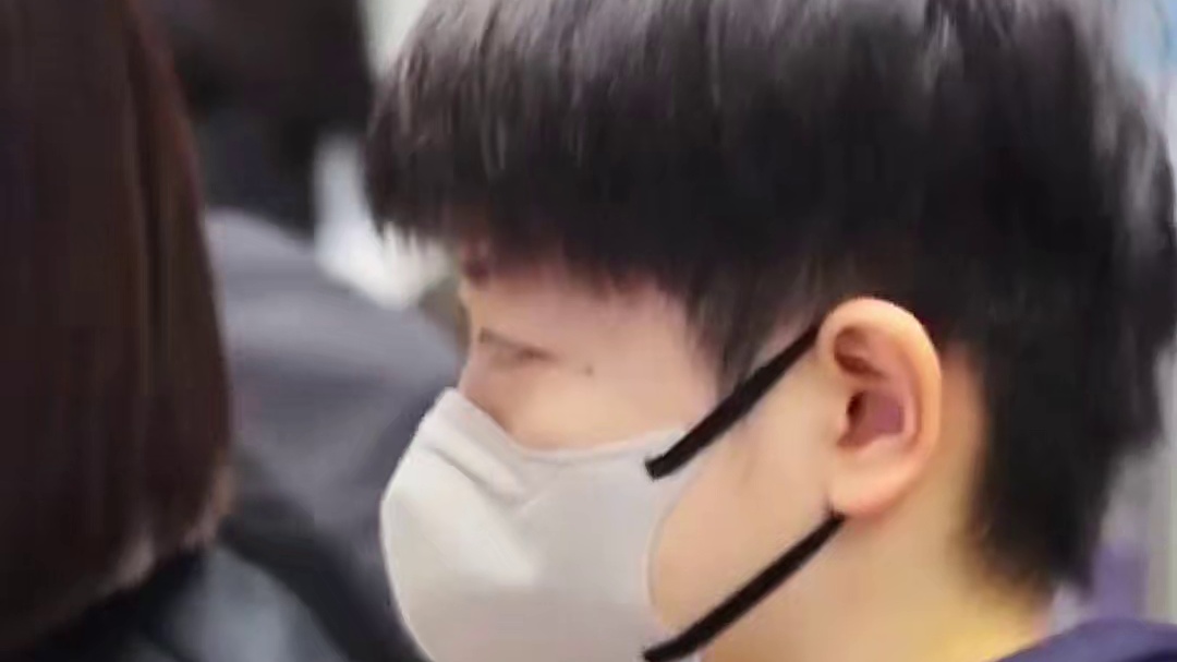 国乒顺利抵达香港，王楚钦尝起冰棍，曼昱好潮流！