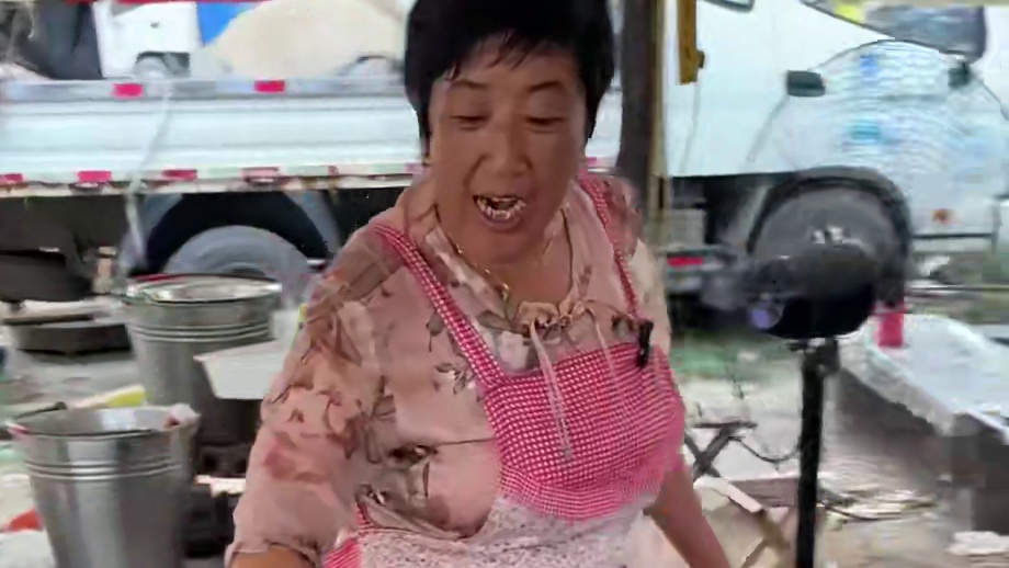 大婶精心制作一大盆猪肉汤