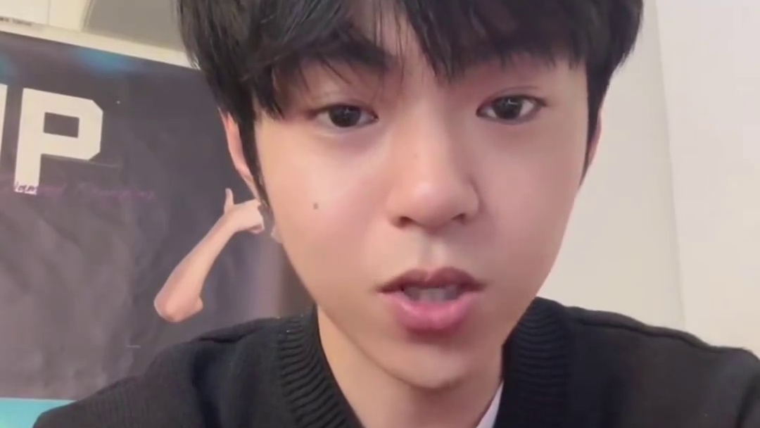 别在洲里踹我了