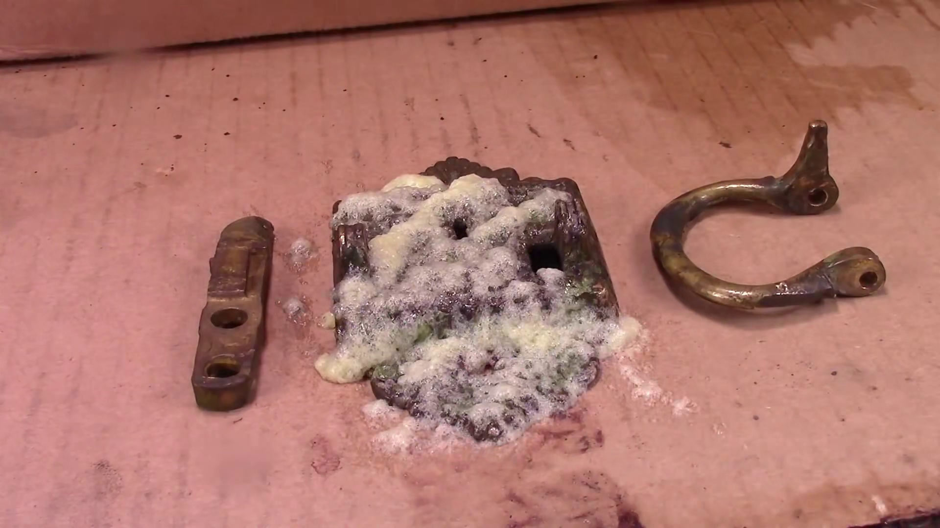 全程高能！锈死螺丝   遗失钥匙，大神徒手复活百年冰盒锁，这操作太丝滑