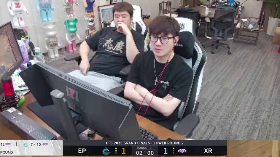 黑色城镇B仓意想不到的最高箱的点位 Xr依旧使用PL的大招，结果队友扔闪差点酿成大错。#果皇AD内战