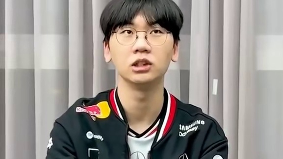 2025KeSPA杯也太有节目效果了，明天（11号）第二场就是T1打HLE，而且两队都上全主力，Gumayusi对决T1，三冠王ADC兼S15全球总决赛FMVP的正名之战 下午2点DK打NS，打完就是HLE对战T1！！！ HLE首发：Zeus、Kanavi、Zeka、Gumayusi、Delight！ T1首发：Doran、Oner、Faker、Peyz、Keria！ Park最期待的一集，真不能