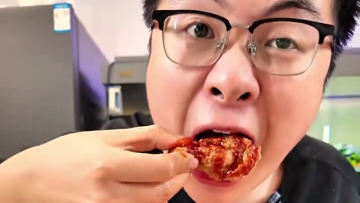 今天吃烤窑鸡、炸鸡翅根、土豆片拌冷面、新疆切糕、烤金针菇！ #美食 #美食分享