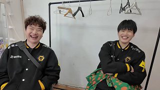 奪冠約定？這次來真的！秋決開始前，狼隊(duì)競(jìng)速組立下FLAG～ 記得明天晚上7點(diǎn)來前瞻直播冠軍之夜看兩人