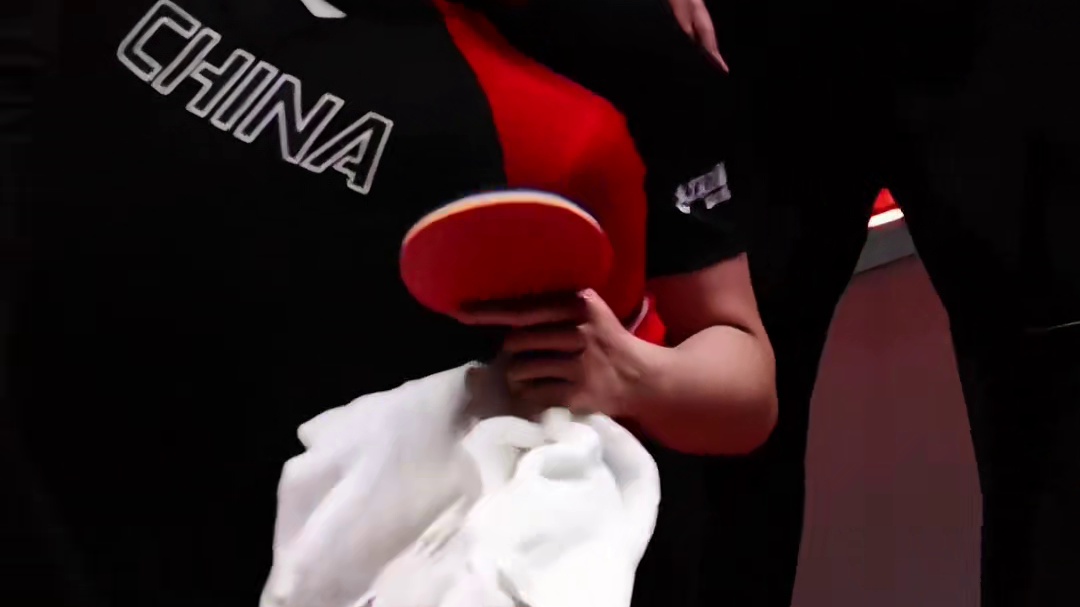 球不落地永不放弃，王楚钦逆转松岛辉空，孙逊教练给他大大的拥抱