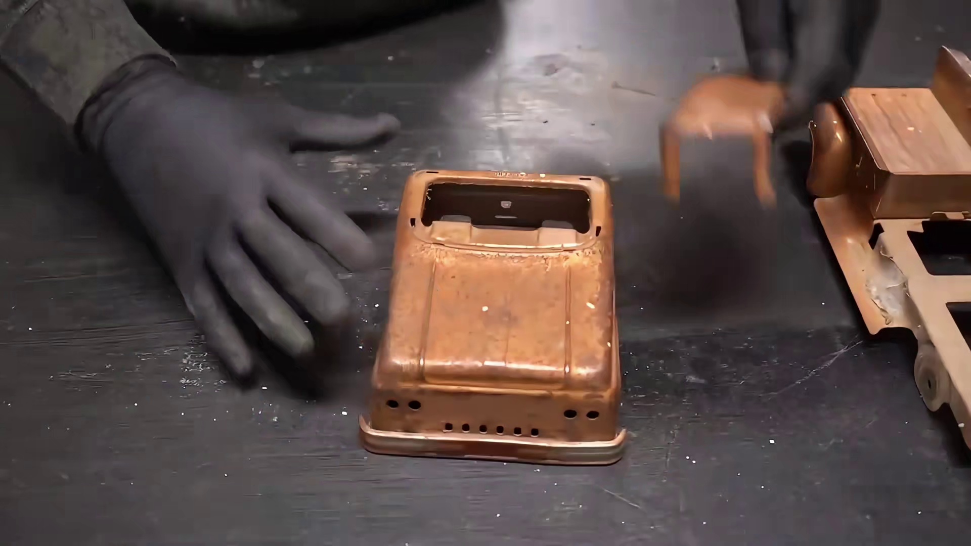 锈迹斑斑的 Tonka 皮卡，被大湿改成赛博朋克发光座驾，开灯瞬间惊艳