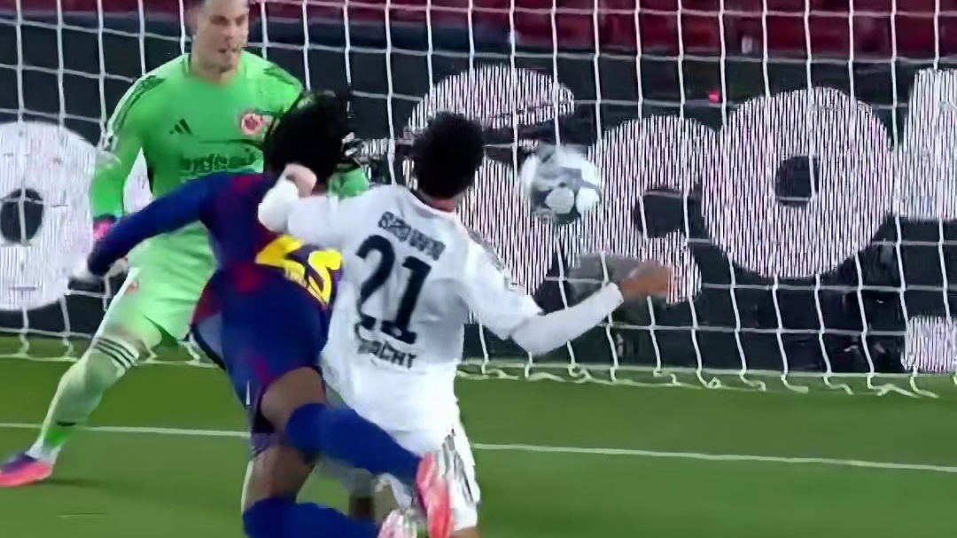 足球比赛现场！球衣对比鲜明，后卫变锋霸#足球