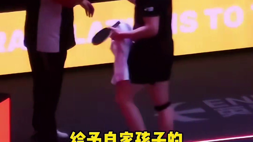 王楚钦逆转松岛辉空赛后，王皓送上拥抱，王励勤与他复盘比赛