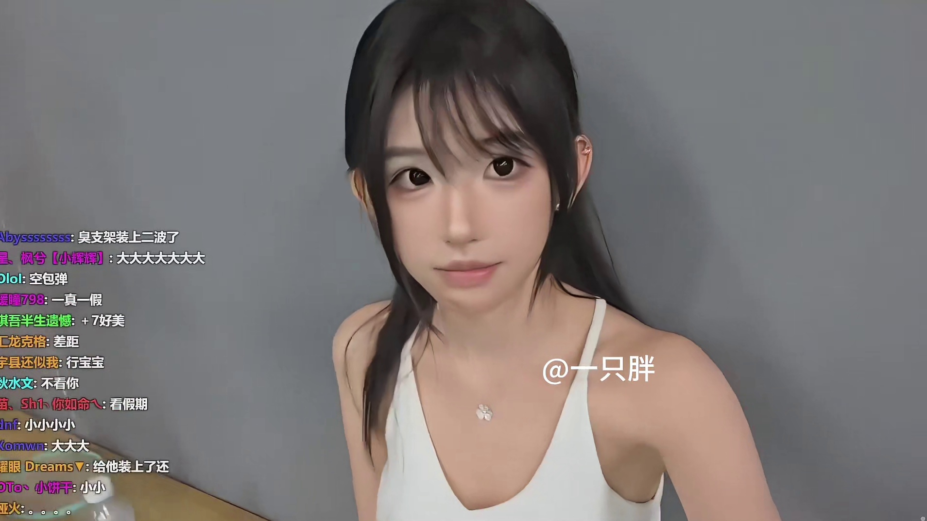 童把手机给妹子，弹幕猛刷空包弹，妹子不懂直到看到隔壁佳琪！