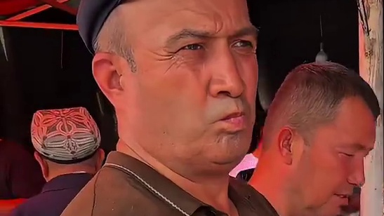 新疆街头羊肉羊排馕坑烤串 现切现串 这一口肉嫩汁水足