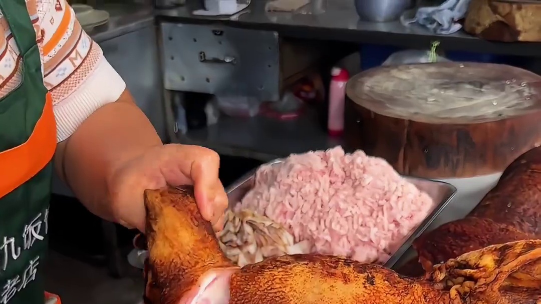 云南特色火烧猪，这种吃法外地人没见过～