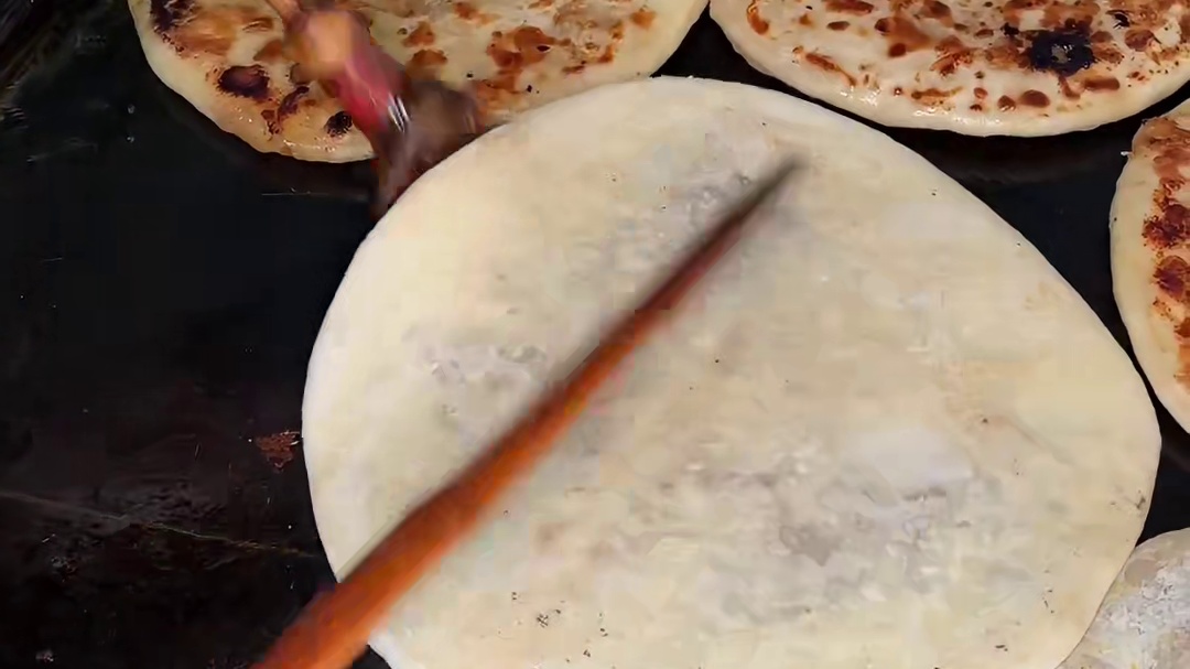 吃不吃双馅牛肉饼始于1981年的肉饼，蘸芥末和辣椒太香了