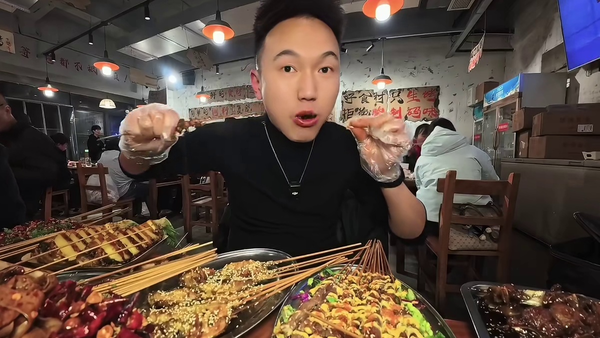 成都的烧烤离谱啦！会拉丝的糖醋排骨 、糯叽叽的宽粉 、还有只烤几分熟的牛肉！ #86烧烤 #万象城附