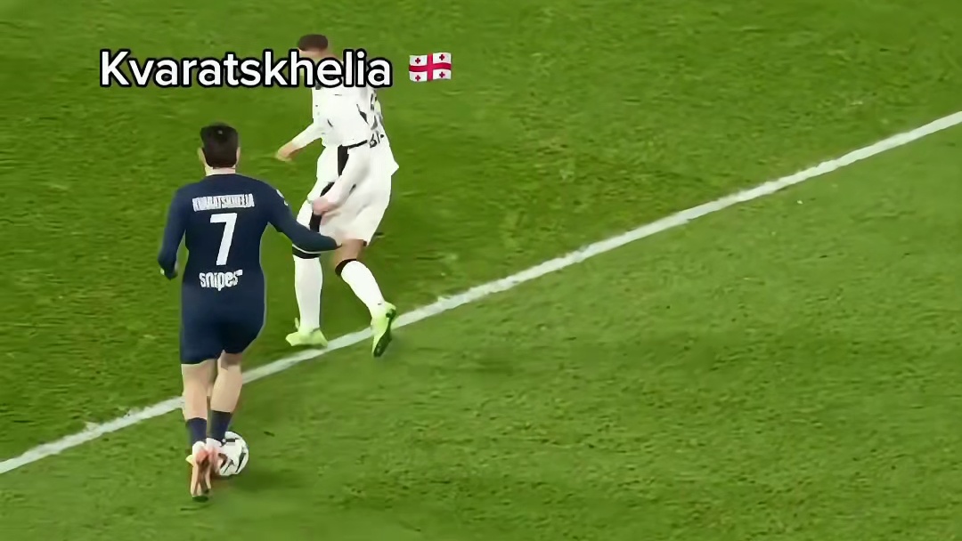 足球比赛激烈进行，场上球员全力拼搏！#足球