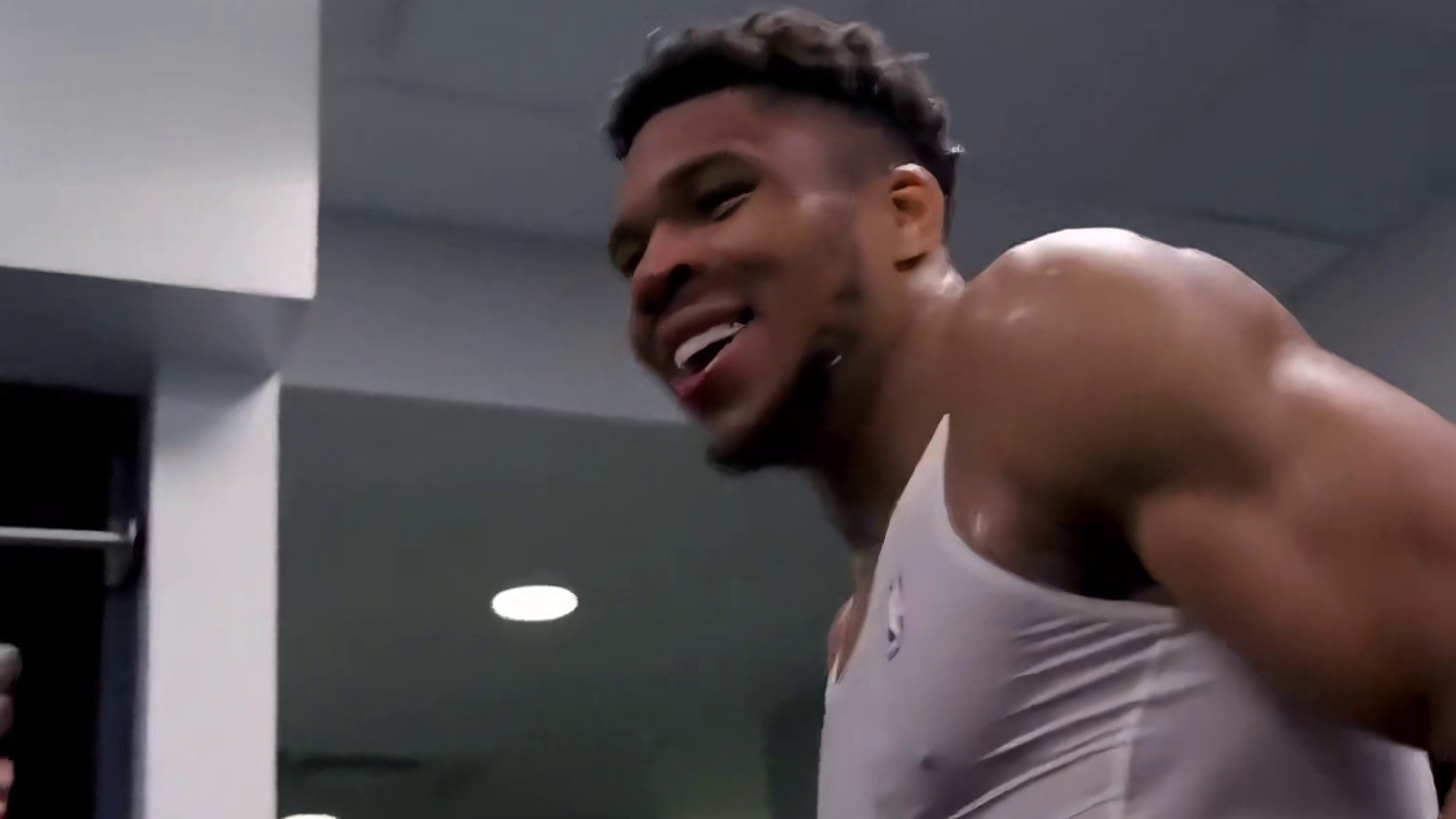 字母哥决定留守雄鹿！雄鹿为字母哥开出顶级留队条件