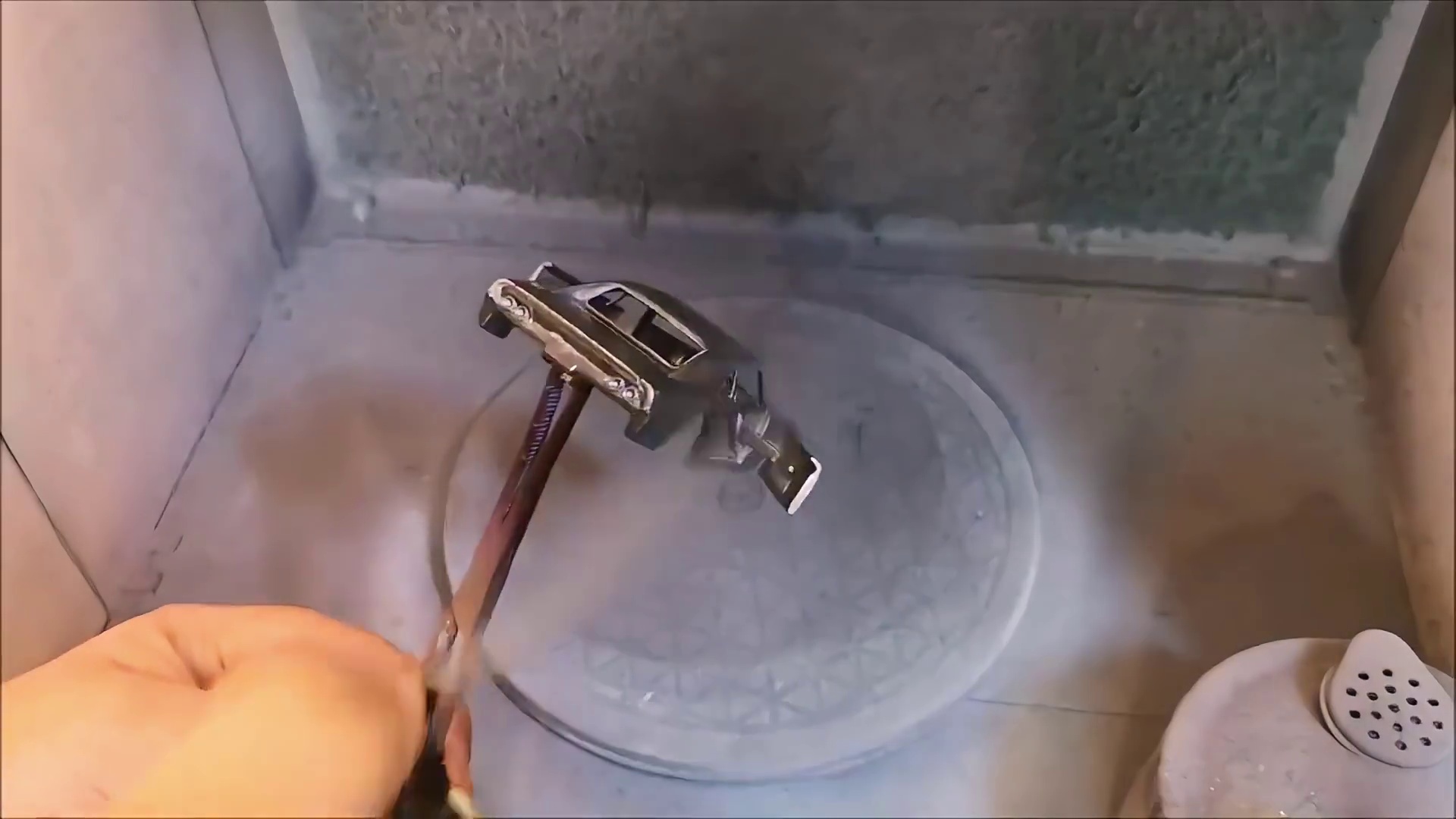 没人要的粉色玩具车？手艺人化学去漆 金底变色重生瞬间惊艳全场