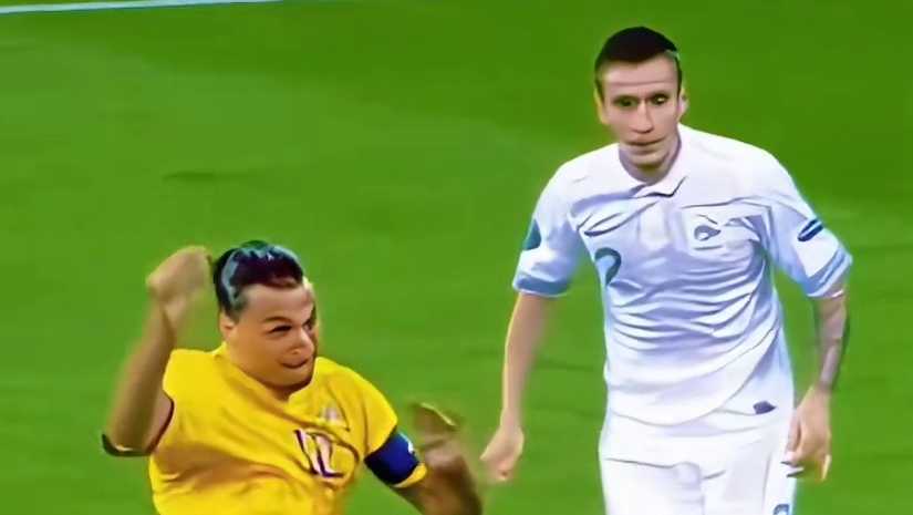 伊布示范侧身猛力凌空劲射技巧