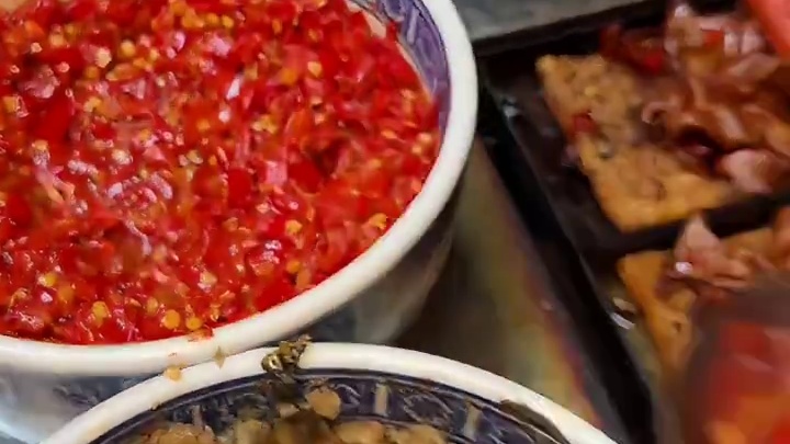 重庆坡坡上铺满料的紫薯花卷！配个土豆泥锅巴好巴适