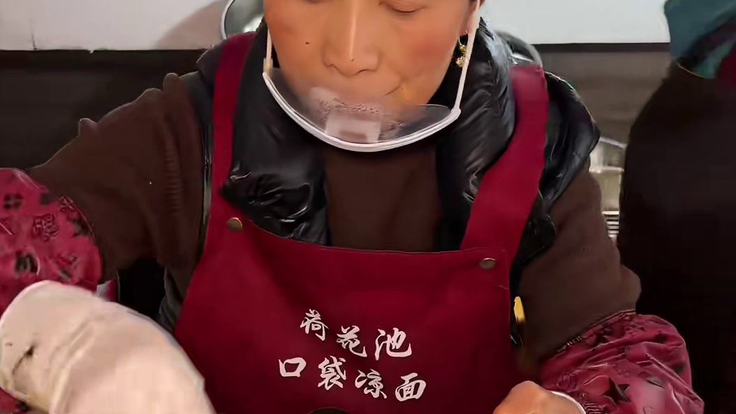 重庆路边8元一碗的特辣凉面！还能混拼小料也好多呀