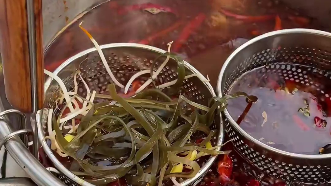 重庆街头的8元火锅酸辣粉！酸辣过瘾好好嗦